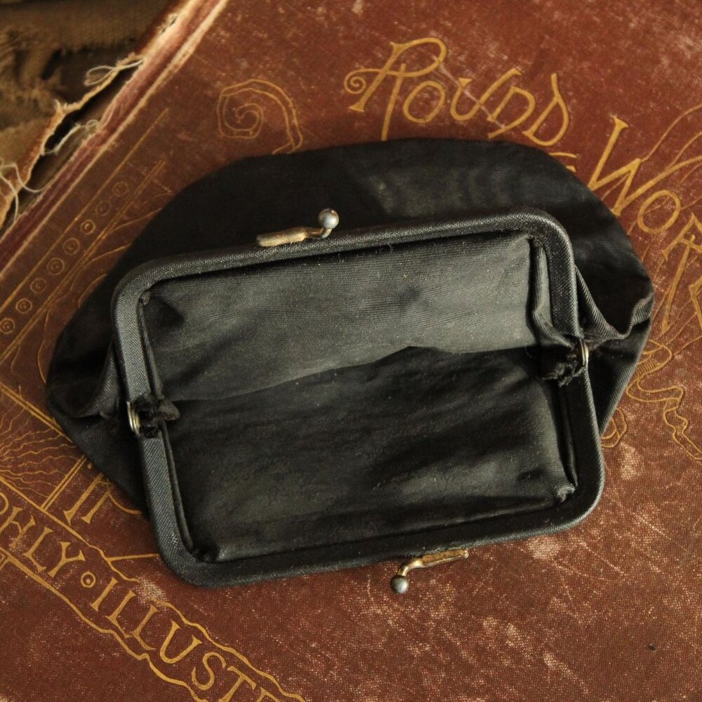 Vintage 1940s Coin Purse, Black Moire Taffeta Clutch Or Makeup Bag, Kiss Clasp - Picture 9 of 13